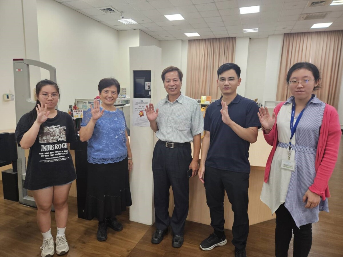 ▲亞大圖書館長廖淑娟館(左2)、亞大人工智慧系講座教授洪西進 (中)、DINH-TRUNG VU老師(右2)，歡迎亞大師生一起當「掌門人」。(圖/亞洲大學提供)