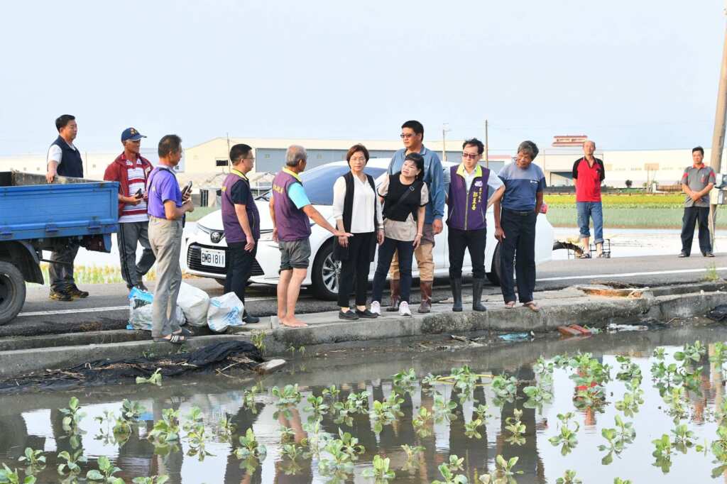 ▲彰化縣長王惠美等人前往埔鹽農田視察農損情況。(彰化縣政府提供)