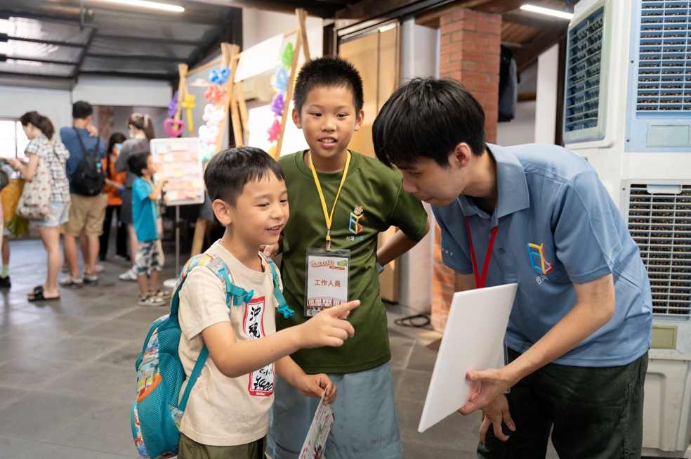 許多學童都在活動中投入熱情,一邊玩樂一邊學習永續發展議題。圖/也思提供