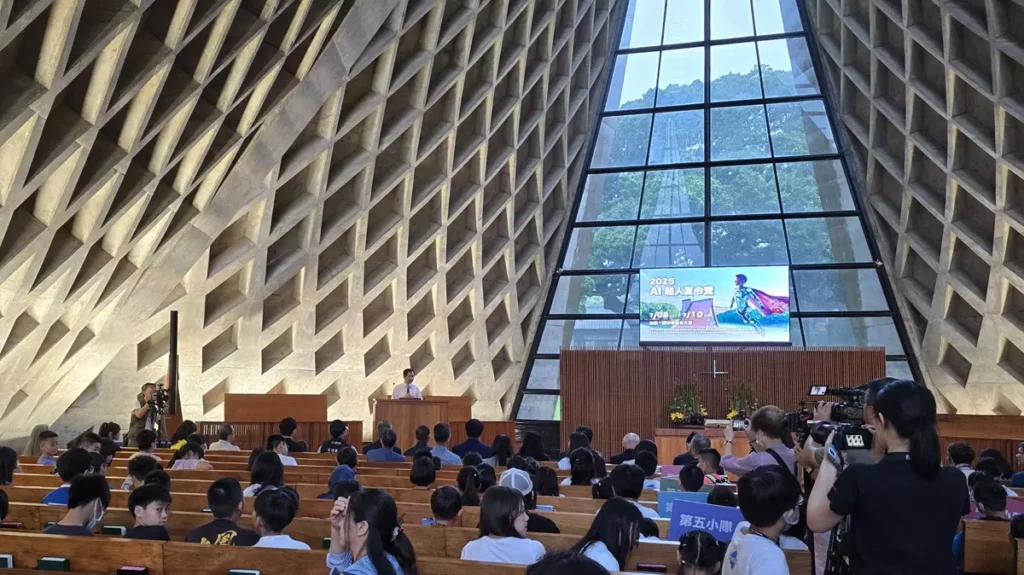 上百位來自偏鄉的學童齊聚東海大學,參加「2025 AI超人夏令營」,展開一場融合科技與人文的學習之旅。東海大學校長張國恩致詞表示,感謝中市府、企業與基金會的大力支持,讓活動內容更加多元完善,也讓孩子們有機會接觸AI與藝術,開拓未來的想像力與學習視野。(圖/陳惠玲攝影)