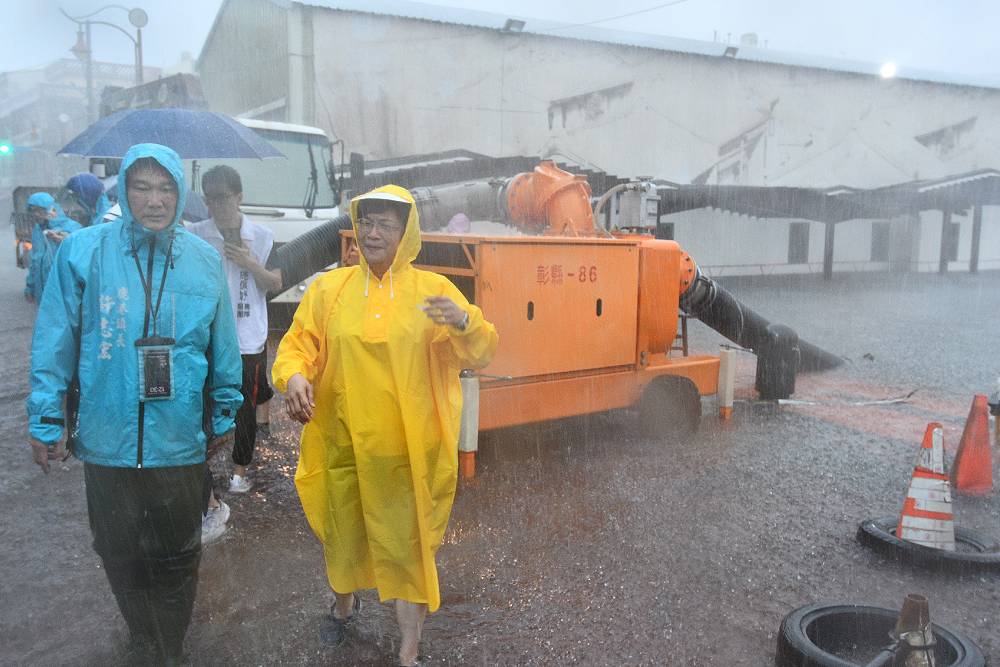 西南氣流襲捲彰化釀暴雨 王惠美:加派抽水機消退積水 222 西南氣流襲捲彰化釀暴雨 王惠美:加派抽水機消退積水 221