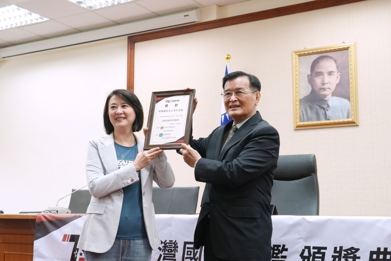 王鴻薇獲頒3獎問政最犀利　李彥秀強調繼續努力回報港湖民眾 197