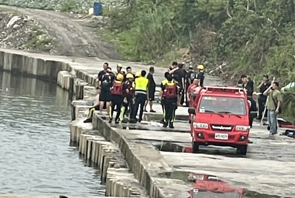 玩立式划槳溺水 5搜救人員落水傳3人到院前無呼吸心跳 196 cnews204250708a09