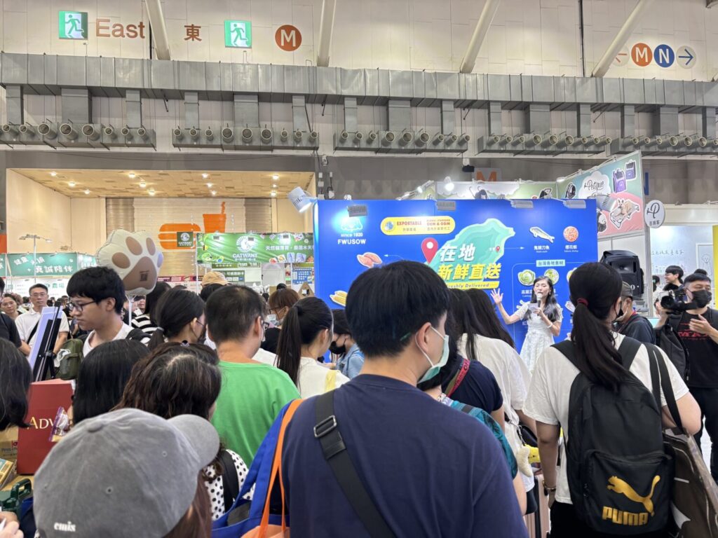 展場人潮熱烈,福壽實業展位人氣爆棚,吸引飼主踴躍參觀。(圖/福壽實業提供)