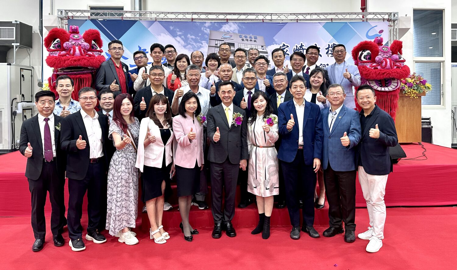 中華民國創新創業總會理監事團隊與邱銘亁董事長合影。(圖/記者林照東攝)