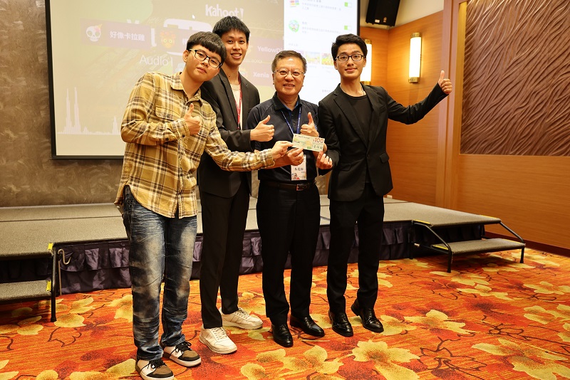 ▲聖約翰科大「樺漢科技菁英班」首屆學生楊又霖(左一)、劉毅安(左二)與呂宗恩(右一),展現高度學習力與潛能,備受樺漢科技朱復銓董事長(右二)肯定。