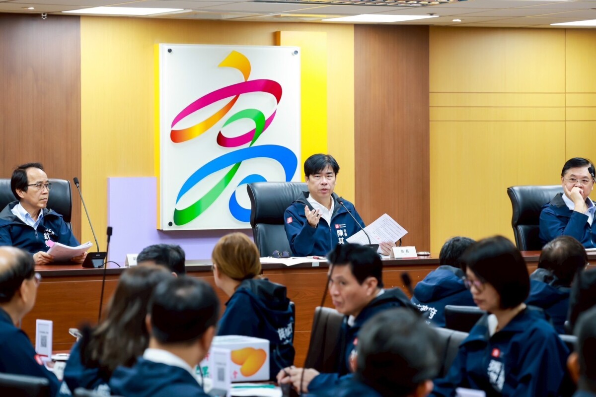 ▲丹娜絲颱風過境,陳其邁市長主持市政會議,了解外地支援救災進度的同時,亦關心轄內災後復原工作,責請主責單位派員清理轄區公園殘枝及廢棄物,清除路樹、鐵皮、招牌等風災廢棄物,並注意大雨過後的登革熱消毒清潔,以防孳生病媒蚊。