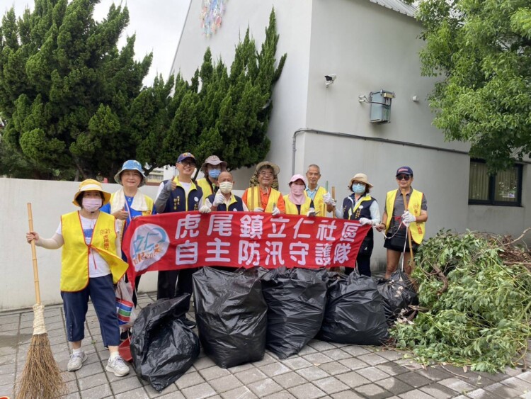 ▲雲林縣虎尾鎮立仁社區發展協會理事長鄒宗國、總幹事林美珍帶領水患自主防災守護隊及環保志工隊於丹娜絲颱風過後清理家園。(記者劉春生攝)