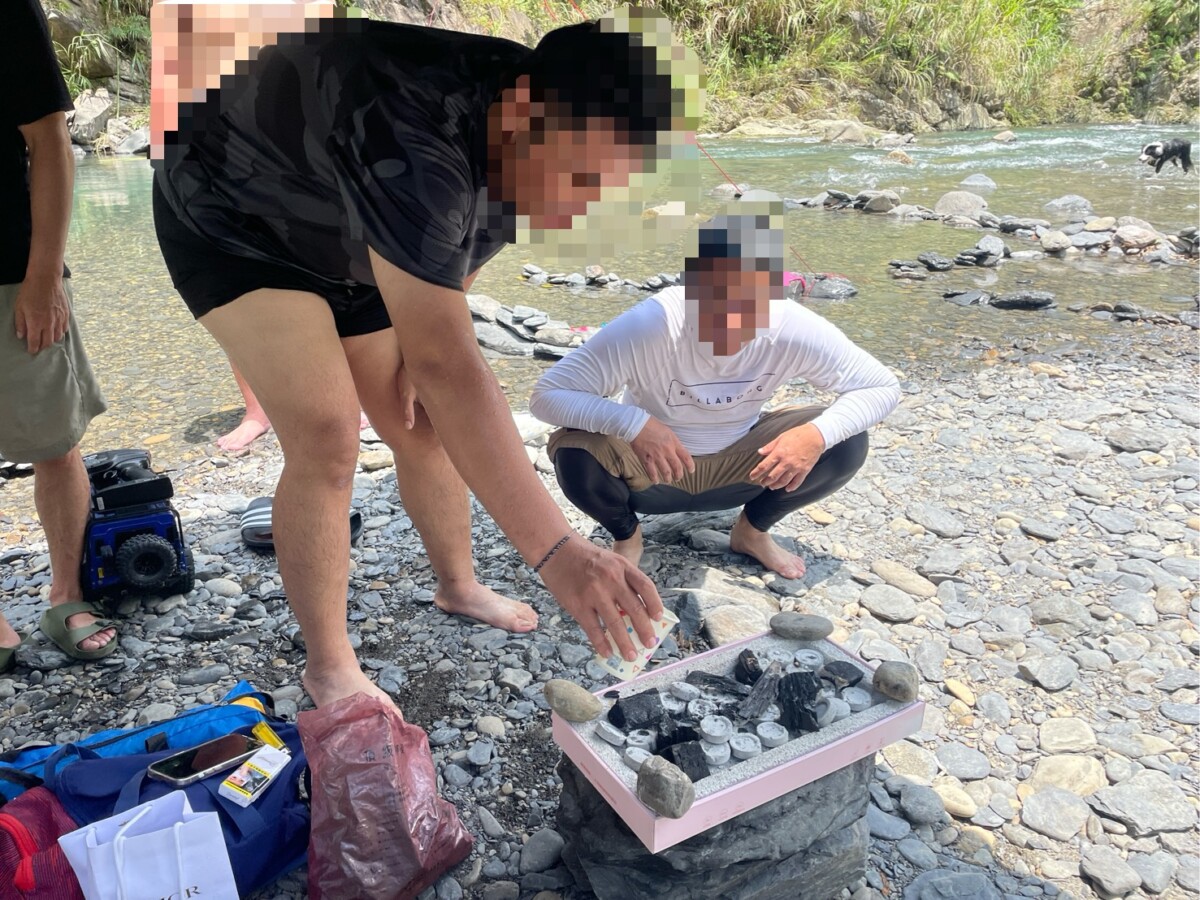 ▲民眾違規以自備木炭生火，經勸導後將火澆熄。