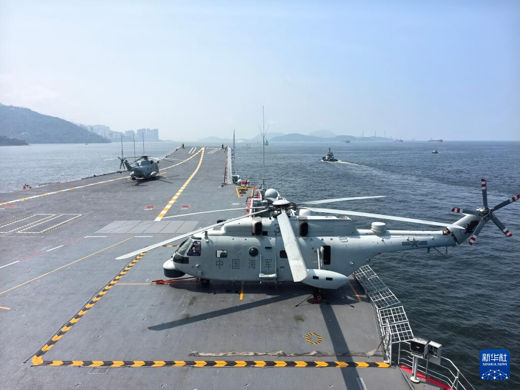 ▲7月7日，錨泊在香港維多利亞港西錨地的山東艦起錨返航。（新華社）