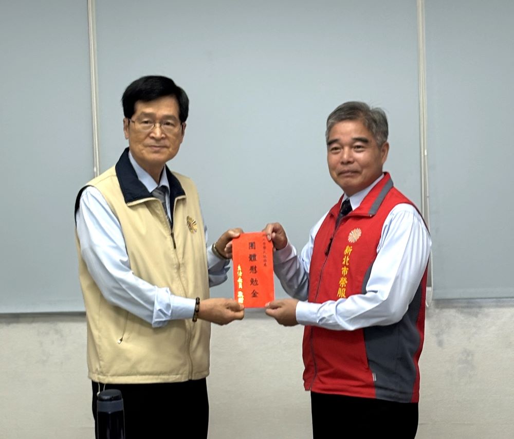 視導新北榮服處 嚴德發肯定作為 期勉持續服務有感 2 《圖說》嚴德發(左)頒發團體慰勉金。〈新北榮服處提供〉