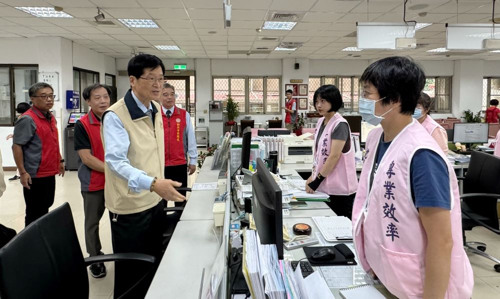 視導新北榮服處 嚴德發肯定作為 期勉持續服務有感 3 《圖說》嚴德發關切就業媒合狀況。〈新北榮服處提供〉
