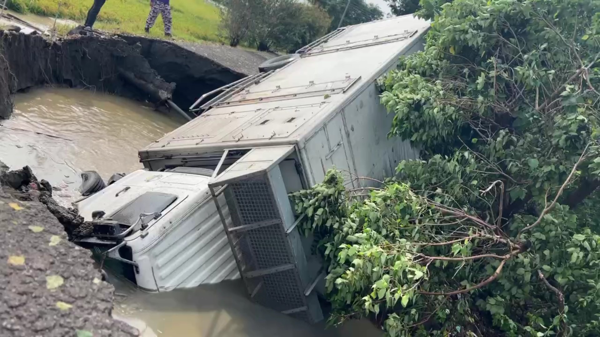 (有影片)/豪雨狂襲!二林路基掏空驚現天坑 大貨車陷落駕駛驚險逃生 - https://www.watchmedia01.com