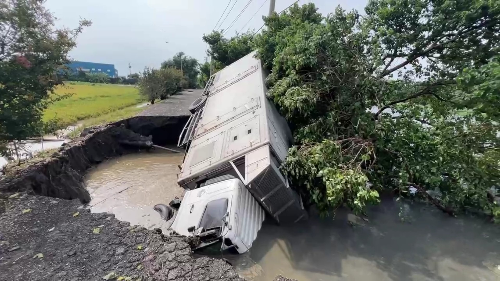 (有影片)/豪雨狂襲!二林路基掏空驚現天坑 大貨車陷落駕駛驚險逃生 - https://www.watchmedia01.com