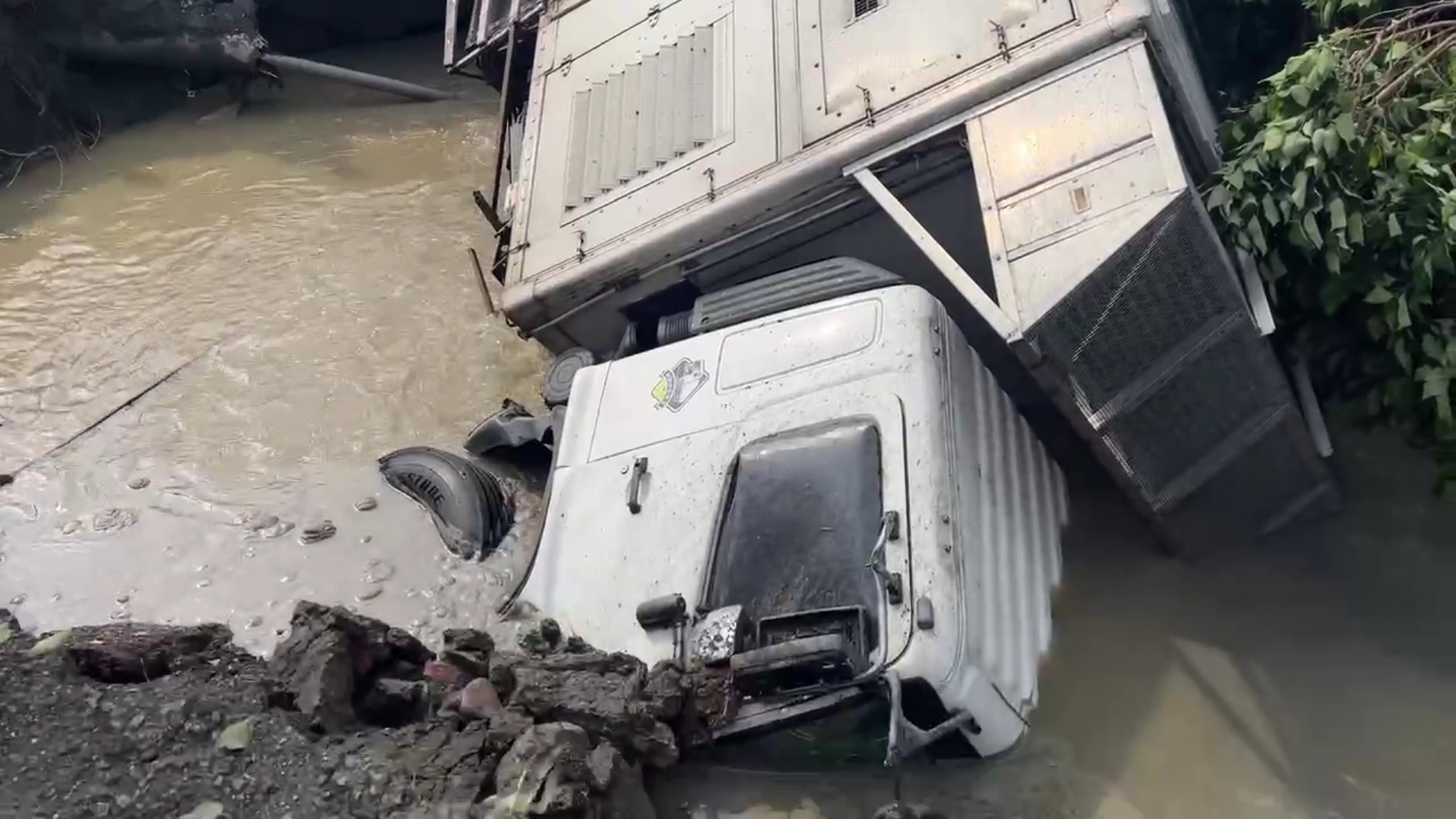 (有影片)/豪雨狂襲!二林路基掏空驚現天坑 大貨車陷落駕駛驚險逃生 - https://www.watchmedia01.com
