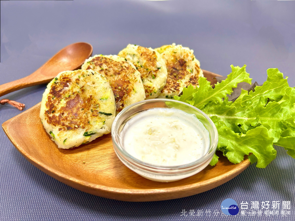 蔬菜起司餅佐優格醬。