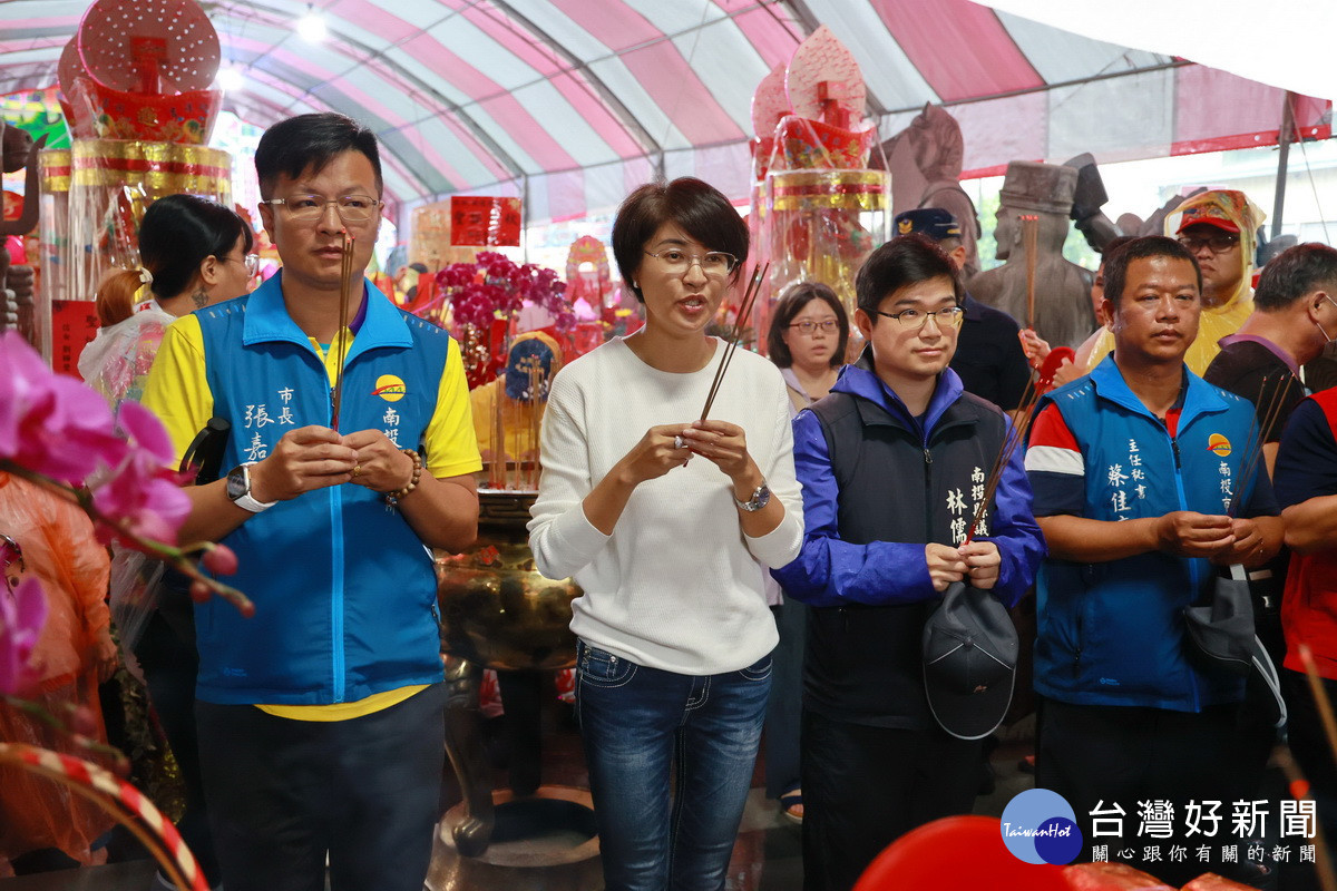 許縣長林議員張市長等都來上香祈福。（縣府提供）