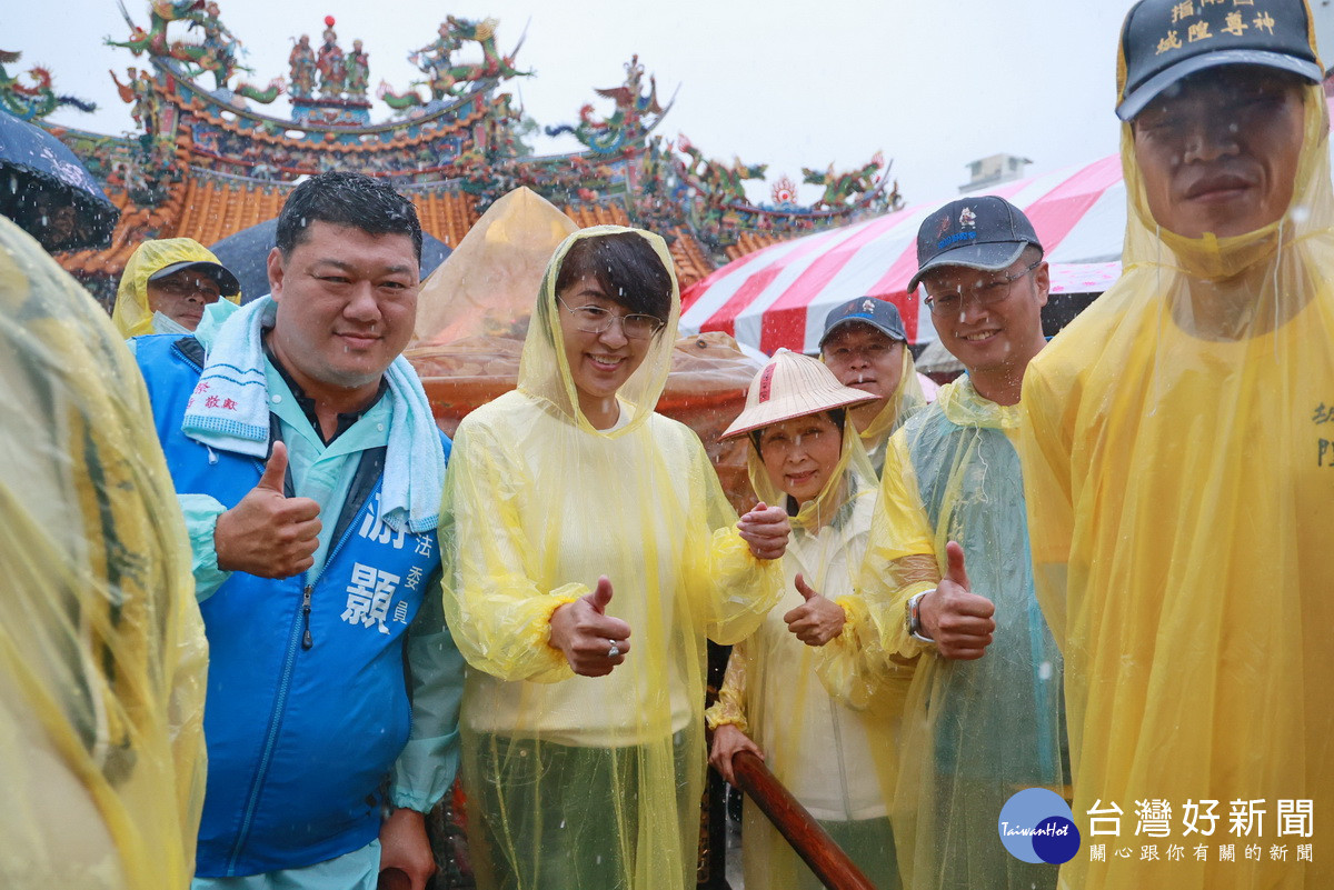 游立委許縣長張議員張市長等一同扶著神轎出發日巡遶境。(縣府提供)