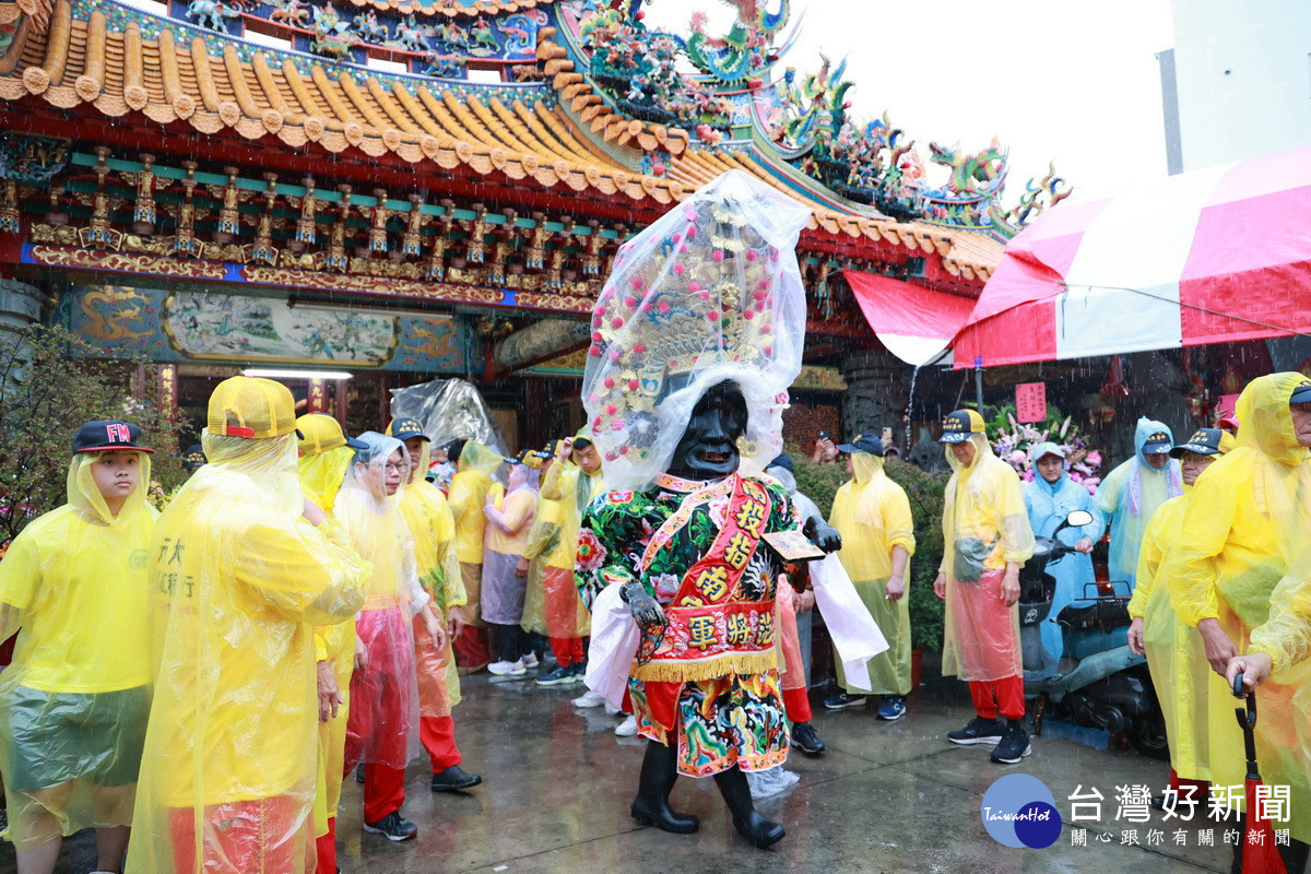 范謝將軍等帶頭出巡。(縣府提供)