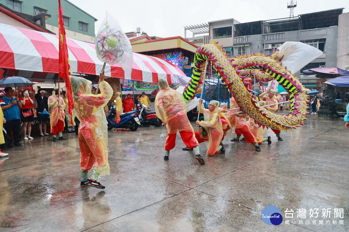 龍隊在雨中賣力演出。(縣府提供)