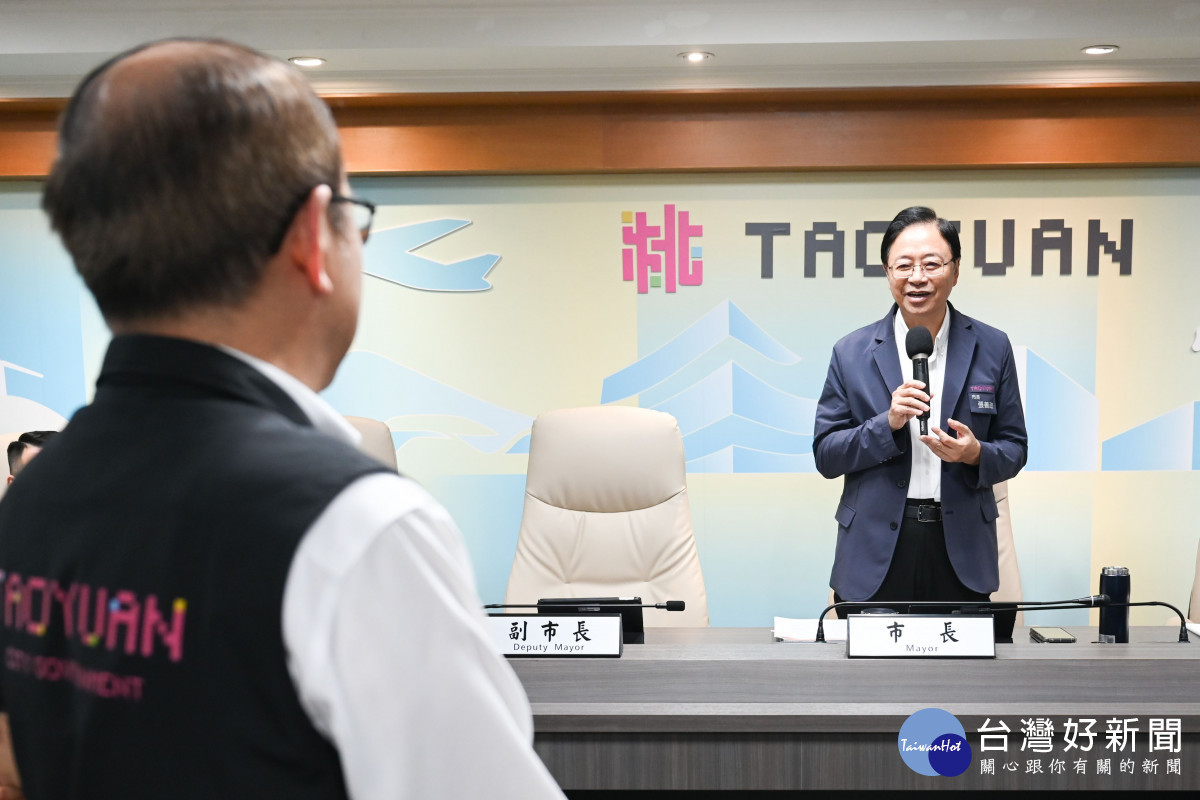 張市長感謝吳局長對桃園治安的奉獻。<br /><br /> <br /><br /> 