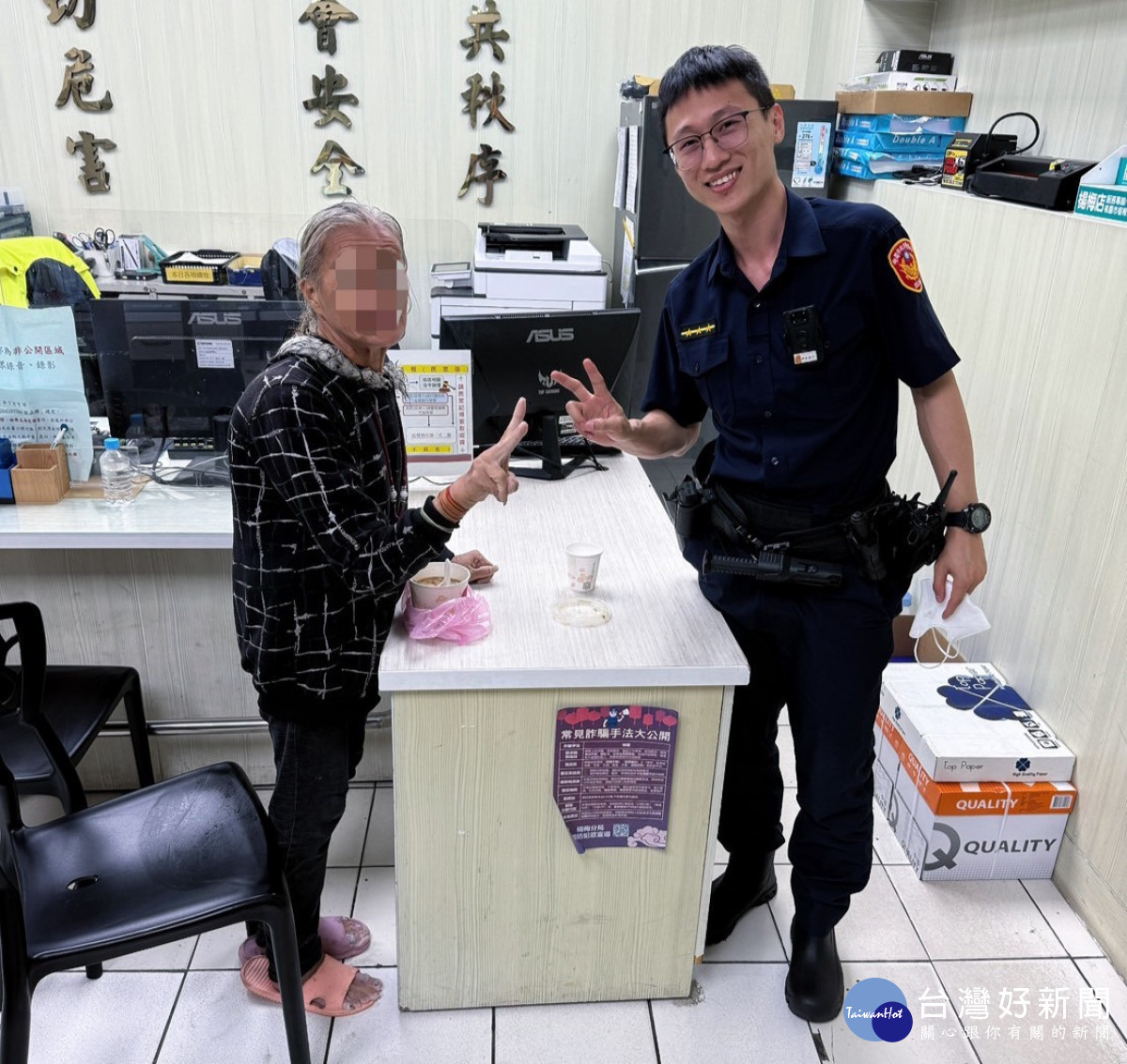 警方巡邏主動關懷迷途老婦,暖心協助平安返家。