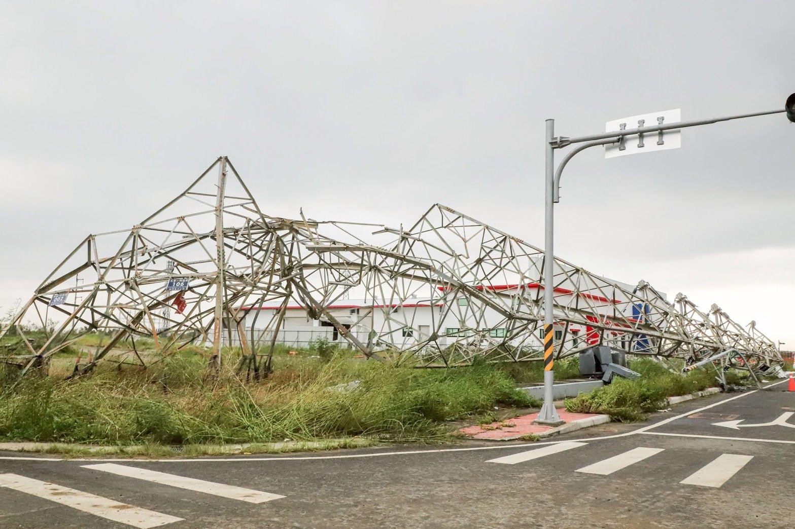 嘉義縣整座輸電塔被吹倒在地,「丹娜絲」的破壞力連鋼鐵都可折彎。翻攝翁章梁臉書