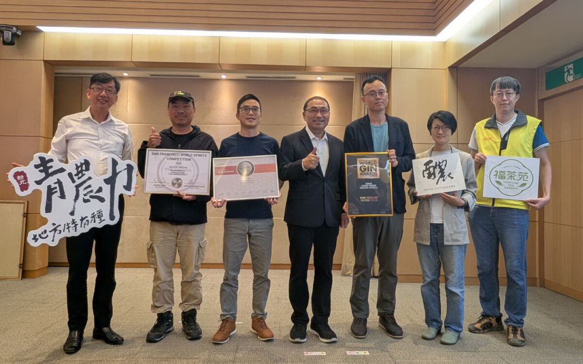 圖/新北市青農李建緯(右3)、吳柏諺(左3)合作製作「醲琴酒-包種茶」,獲各項國際獎項,特向市長侯友宜分享榮耀。(新北市政府農業局提供)