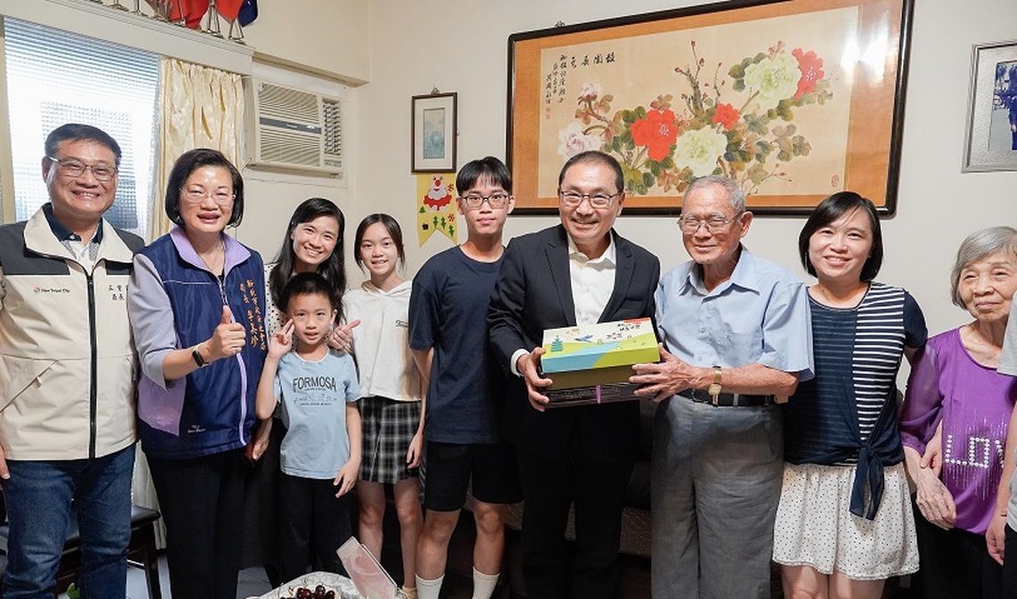 陳和國獲新北模範父親 侯友宜親往道賀 保家衛國曾獲勳章 性平觀念滋養子女