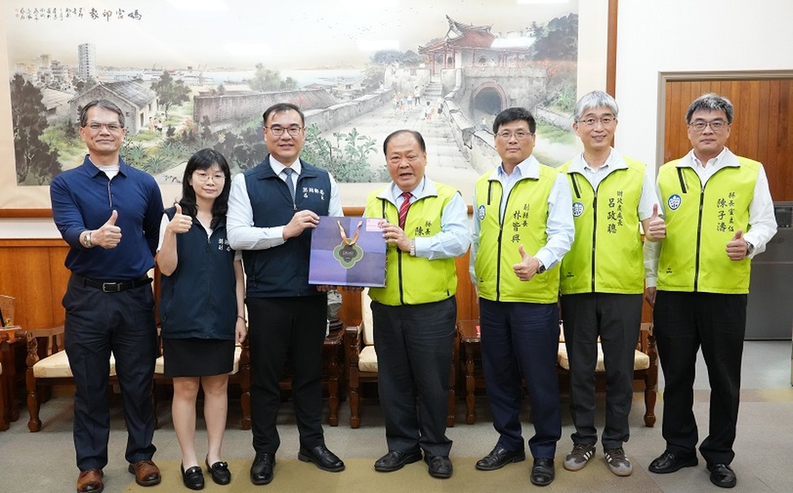 澎湖郵局局長吳佳鴻榮調南投 陳光復頒贈榮譽縣民證表彰貢獻