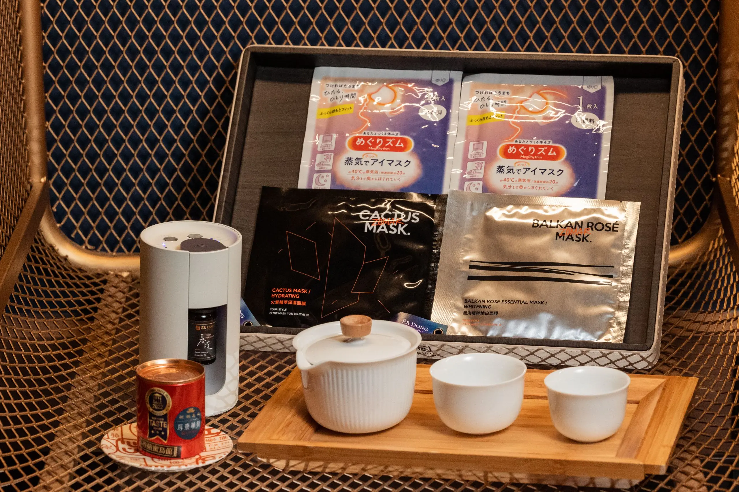 墾丁耳東華苑【text小憲 photo阿鬼】房內備有「釅韻逸品」茶葉、「暮澄精油」,以及金馬獎同款的禮品面膜,搭配蒸氣眼罩,帶來身心靈的極致舒緩。