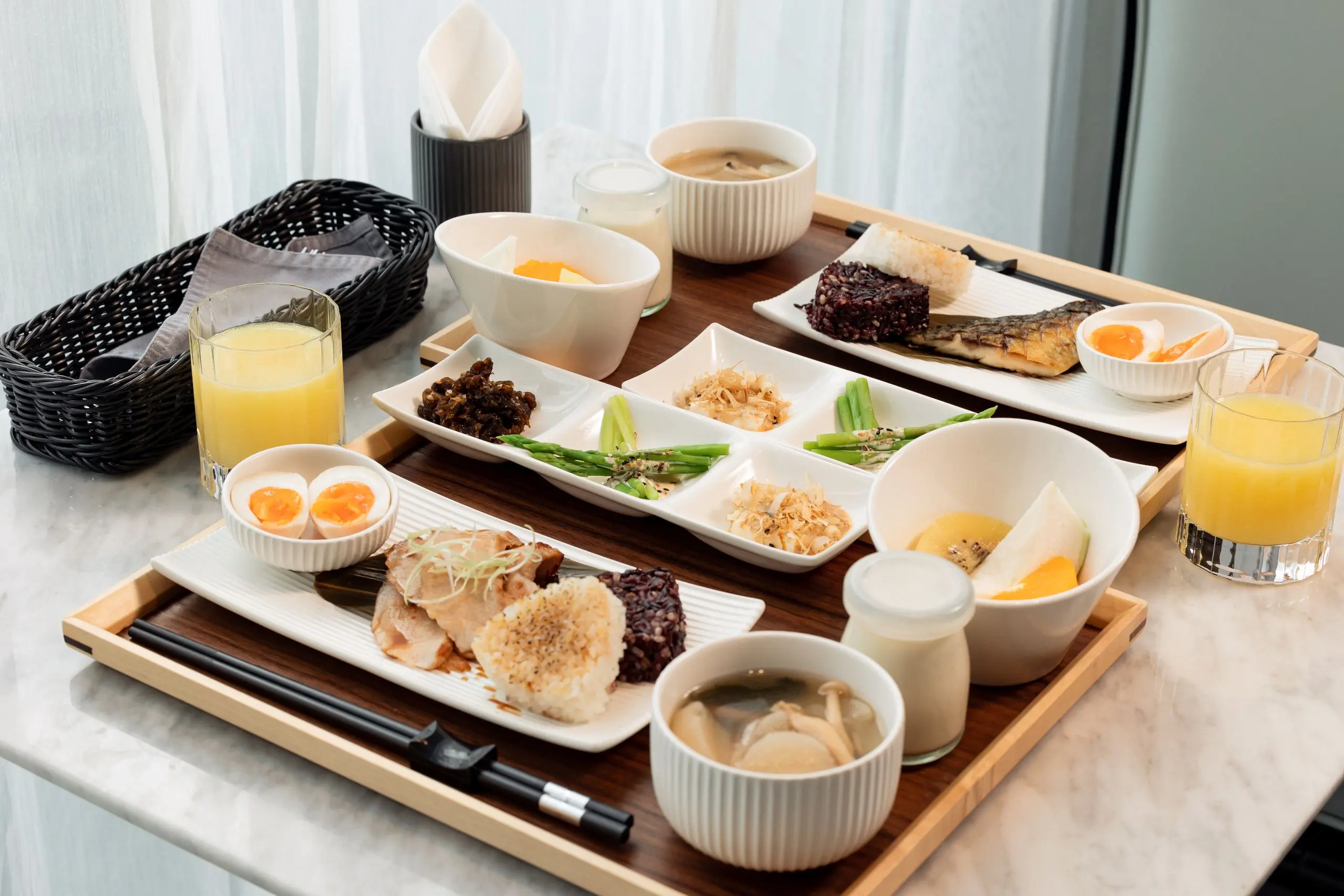 墾丁耳東華苑【text小憲 photo阿鬼】早餐提供西式與日式選擇,搭配在地食材,呈現濃厚南國風味。