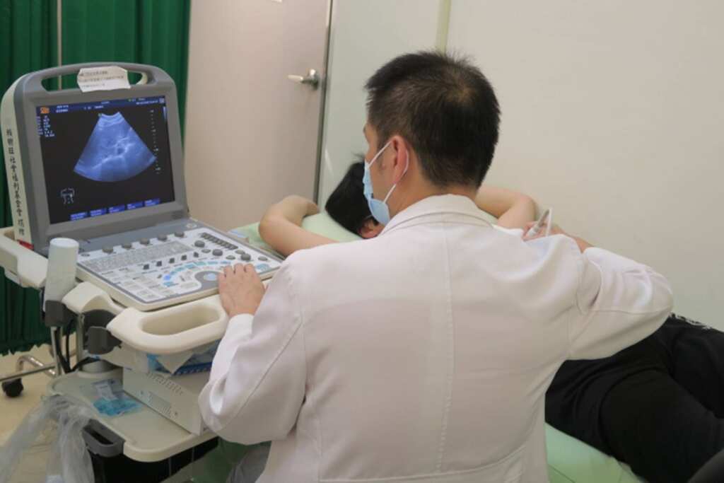 ▲提供40歲以上的民眾做免費腹部超音波檢查。(彰化醫院提供)