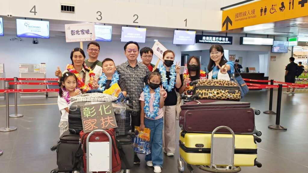 ▲彰化家扶助新住民母子返鄉探親解鄉愁,王震光主任親自陪同至台中機場送機。(彰化家扶提供)