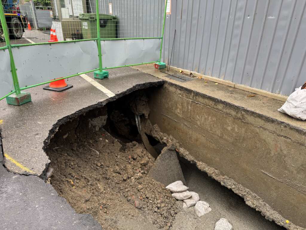 ▲苗栗縣頭份市富強三街一處建築工地,今日上午驚傳鄰近道路出現「天坑」,引發居民恐慌。