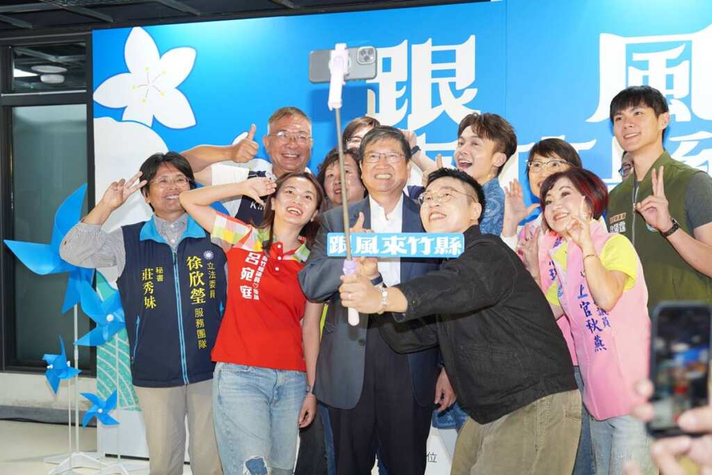 ▲《跟風來竹縣》Podcast開播,縣長楊文科和來賓嗨自拍。