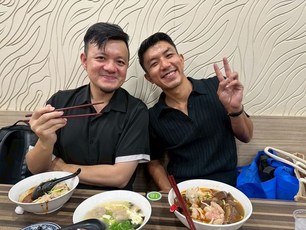 ▲萬洛隆甘迦憑藉《白衣蒼狗》贏得北影影帝,也與泰文翻譯John(左)來台灣享用美食牛肉麵。(圖/牽猴子提供)