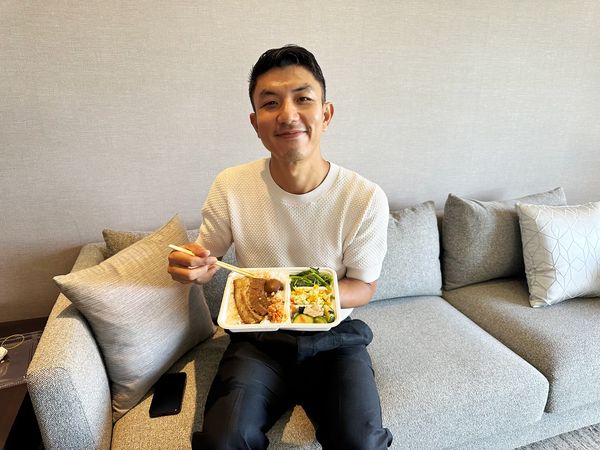 ▲萬洛隆甘迦憑藉《白衣蒼狗》贏得北影影帝,也與泰文翻譯John(左)來台灣享用美食牛肉麵。(圖/牽猴子提供)