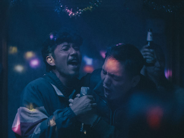 ▲萬洛隆甘迦憑藉《白衣蒼狗》贏得北影影帝,也與泰文翻譯John(左)來台灣享用美食牛肉麵。(圖/牽猴子提供)