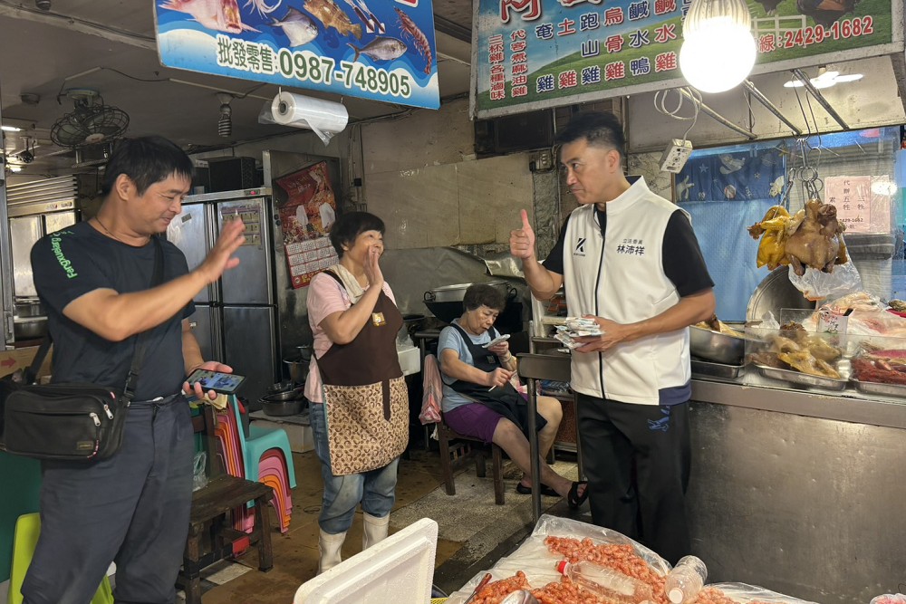 掃街仁愛市場懇託726投「不同意罷免」票 林沛祥:讓做事的立委留在國會 220 掃街仁愛市場懇託726投「不同意罷免」票 林沛祥:讓做事的立委留在國會 219