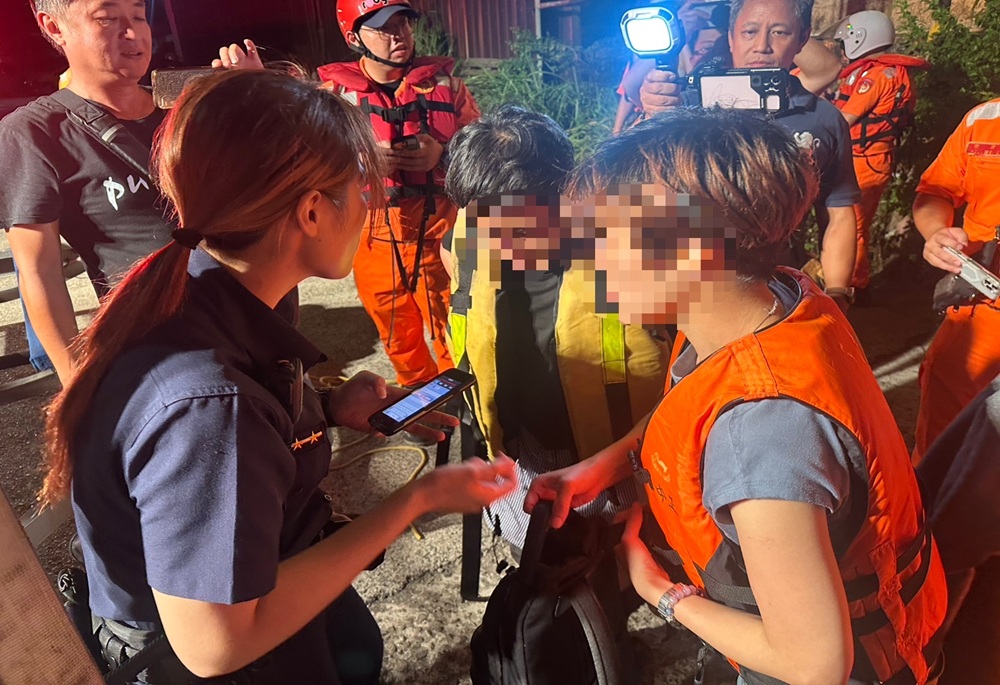 2女海豹岩散心太忘我 突遇漲潮受困礁岩警消即時救援 208 248250709a07