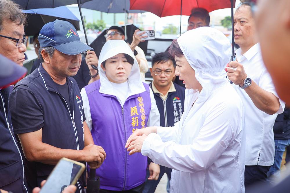 台中豪雨致災啟動三級應變中心排積水 盧秀燕:家戶第一優先處理 208 台中豪雨致災啟動三級應變中心排積水 盧秀燕:家戶第一優先處理 207