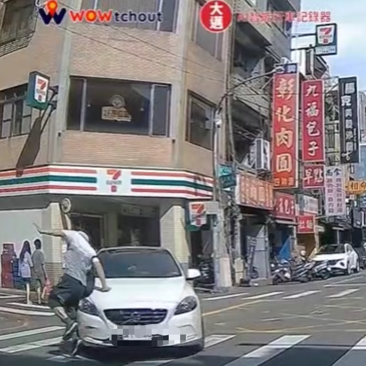 桃園白車斑馬線前不讓阿伯 網看傻:他都用跑的了還撞 S 38068264