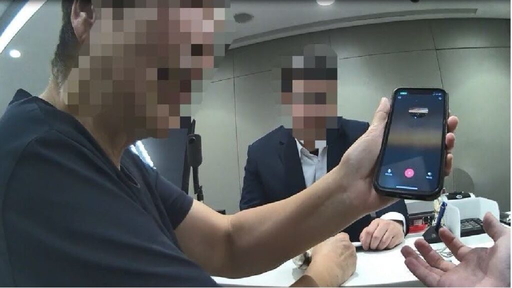 內湖派出所副所長鍾佳潔向疑似詐欺帳號通話確認身分 。(圖/記者薛秀蓮 翻攝)