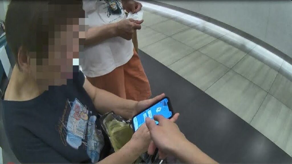 內湖派出所員警向郭婦說明詐騙手法,並協助封鎖假冒親友之帳號 。(圖/記者薛秀蓮 翻攝)