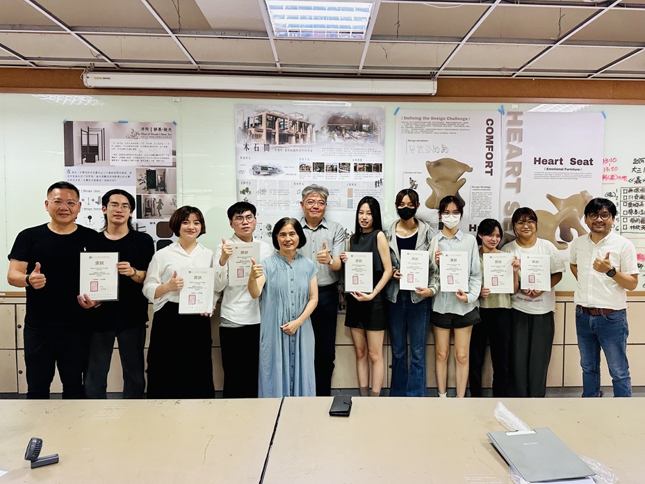 ▲校內森獎作品初選評圖與優秀作品頒獎師生合影。