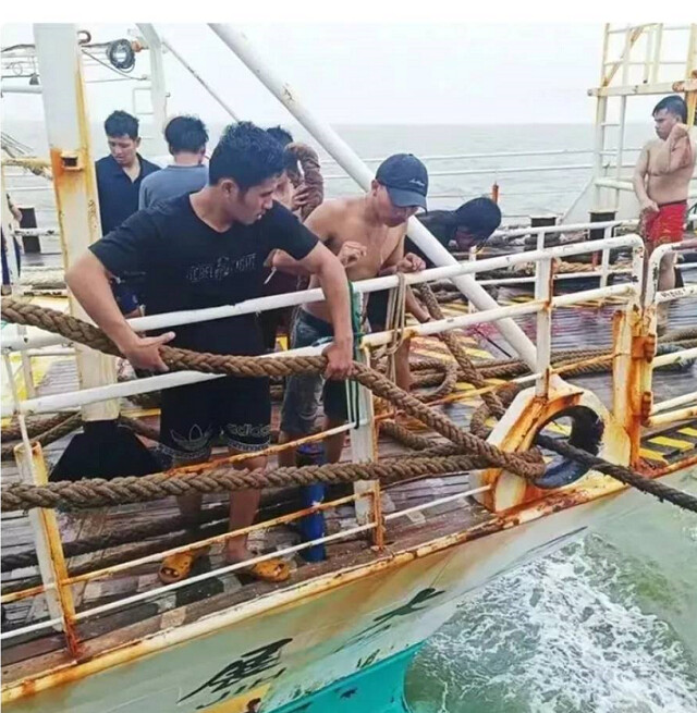 ▲兩船船員合力繫起拖帶纜繩,展開救援行動。