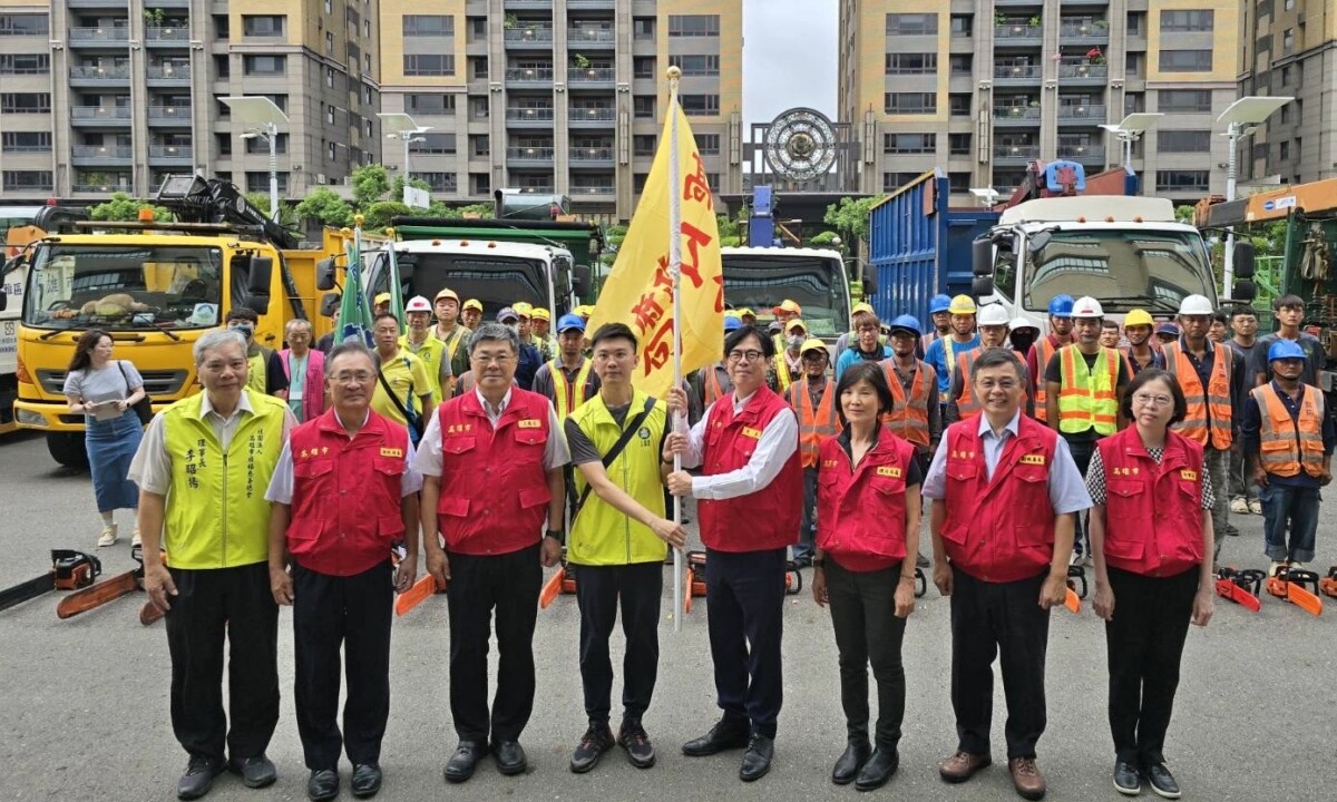 ▲高雄市長陳其邁親自主持授旗，提醒所有同仁注意安全，並要求帶隊官照顧好支援同仁的後勤照料。