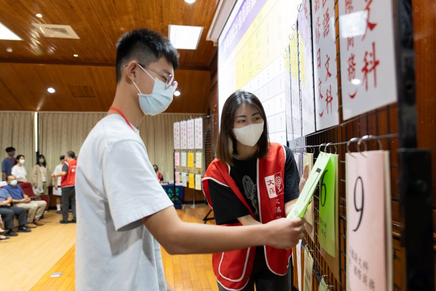 ▲文藻外語大學9日舉辦「114學年度南區五專聯合免試入學現場報到分發」作業,吸引全國優秀國中畢業生到場撕榜。