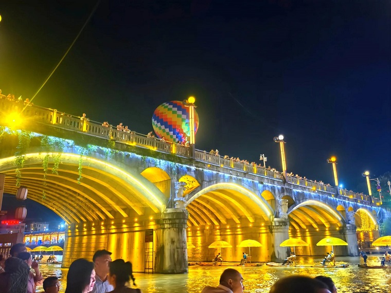 ▲夜幕降臨,湖北宣恩的貢水河畔亮起萬千燈火。